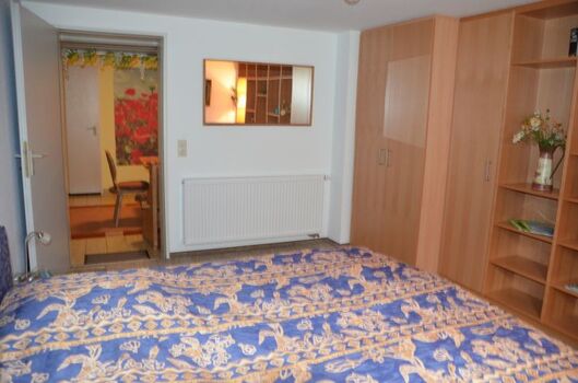 Gemütliches Schlafzimmer im UG, davor Freizeitraum