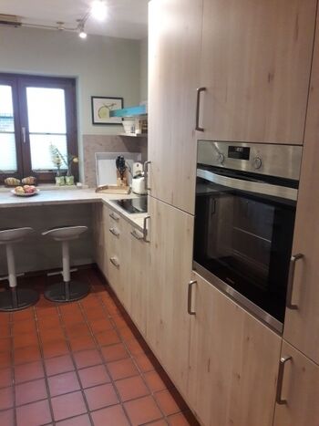 Küche mit Mikrowelle und Backofen