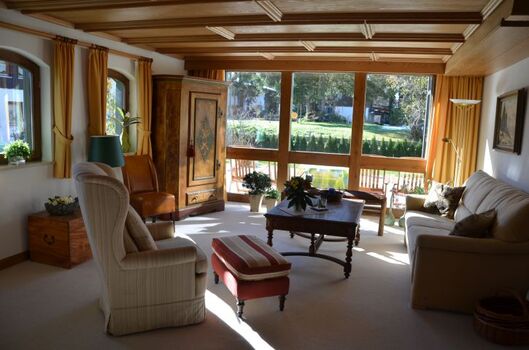 Getäfelte Wohnzimmerdecke und bemalter Schrak