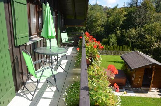 Sonniger Balkon vor 2 Schlafzimmern