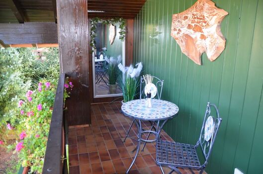 Weit überdachte Loggia