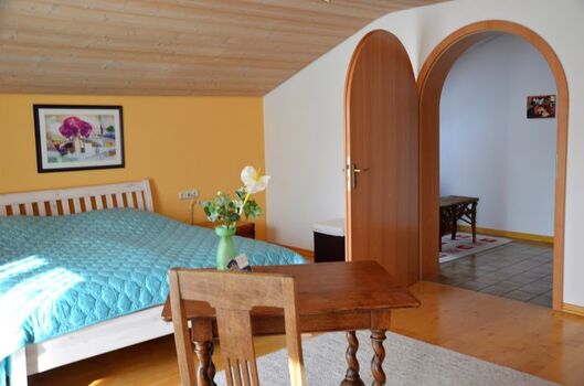 Großes Schlafzimmer mit Rotem Zimmer