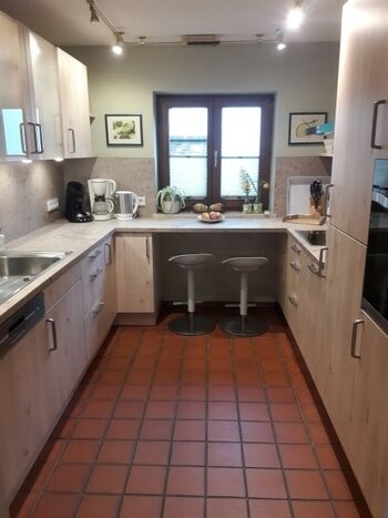 Küche mit Geschirrspüler und Kühl-Gefrierschrank