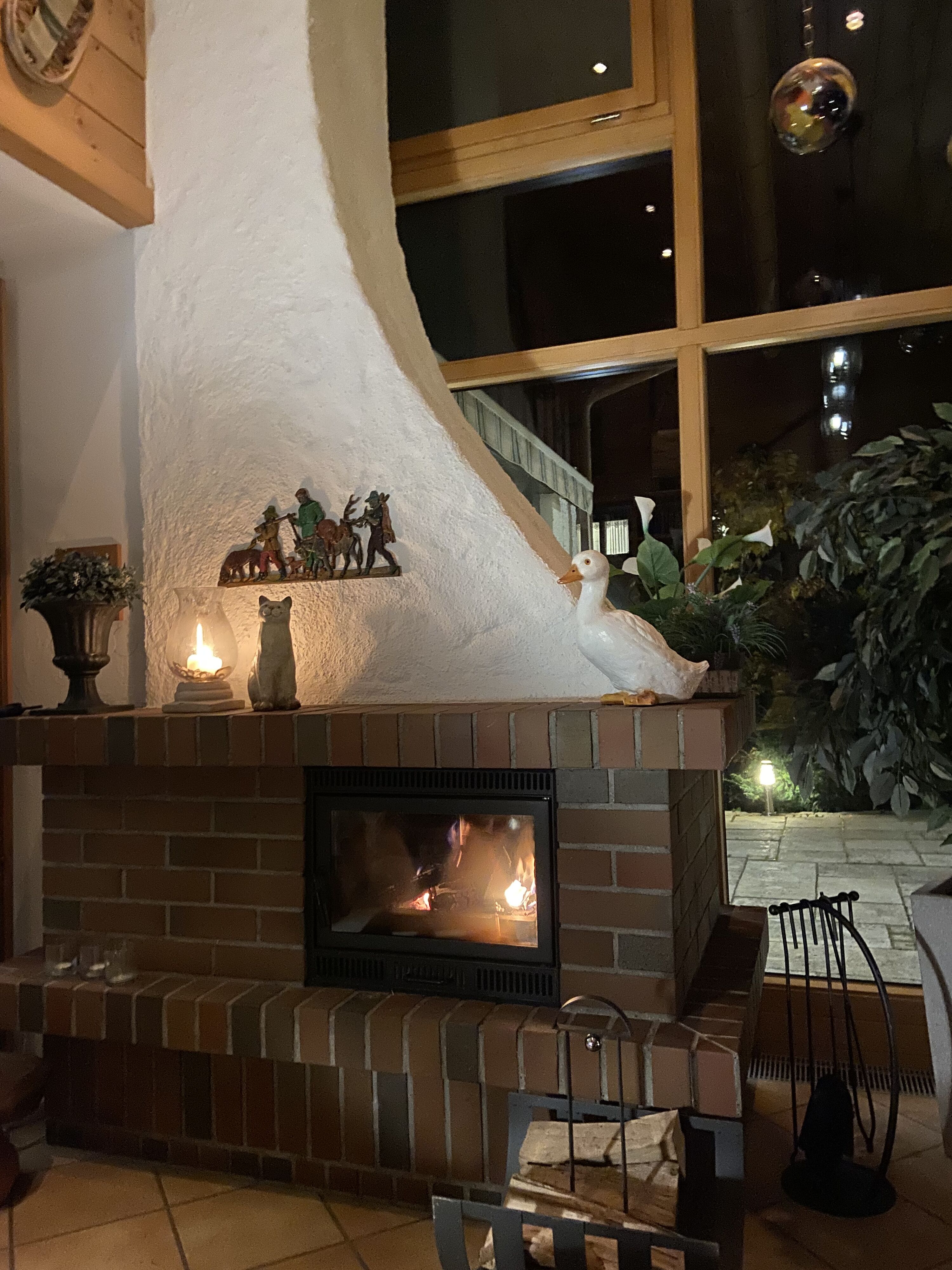 Wintergarten mit gemütlichem Kaminfeuer