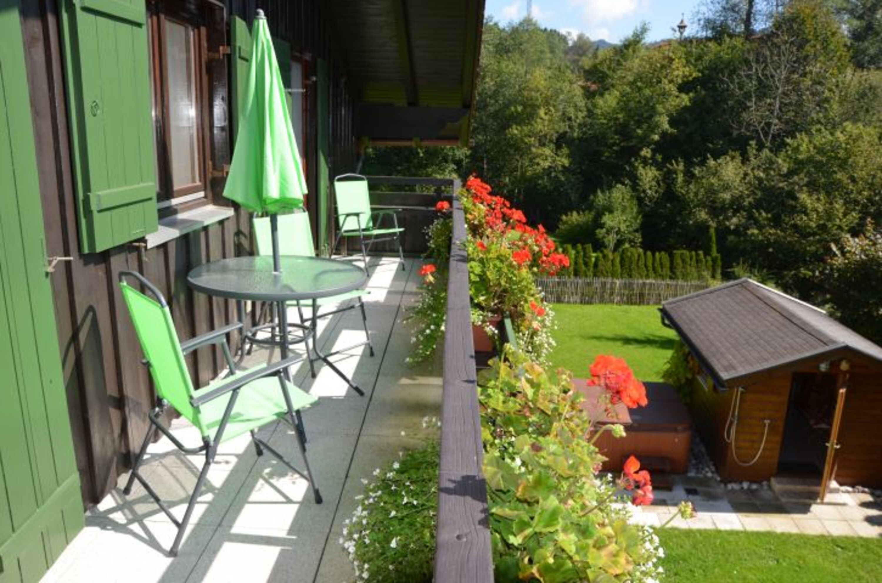 Sonniger Balkon vor 2 Schlafzimmern