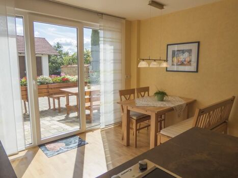 Wohnraum mit Blick auf Terasse