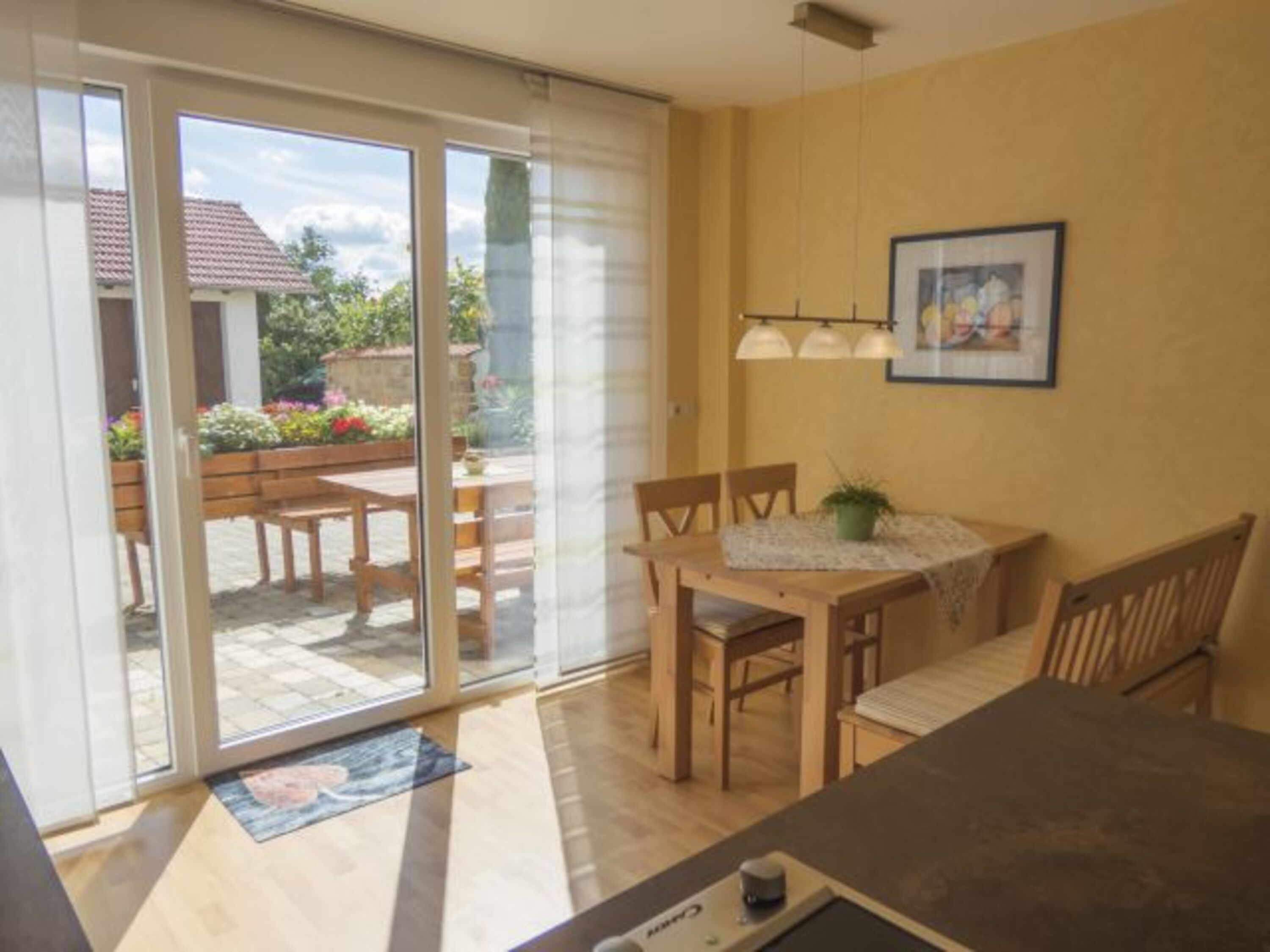 Wohnraum mit Blick auf Terasse