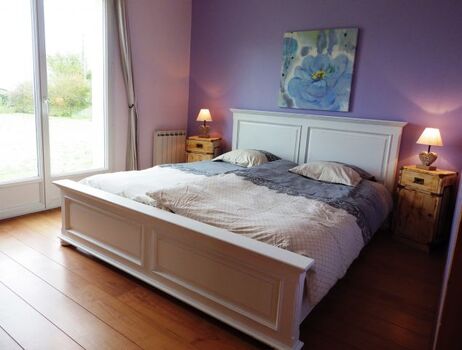 Das Schlafzimmer mit großem Bett 180x200 mit 2 Einzelmatratzen, großem Dressing und Zugang direkt in den Garten.