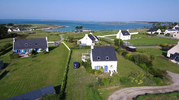 Das Haus aus der Vogelperspektive m it Meer im Hintergrund