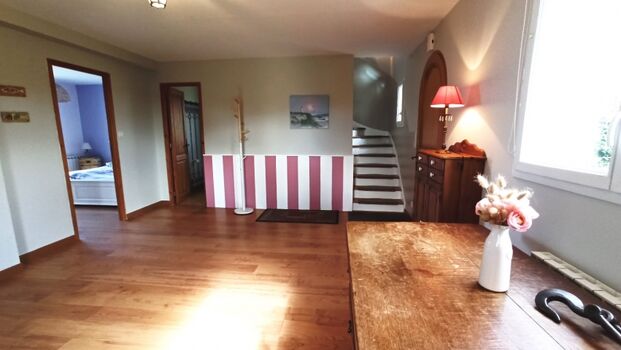 Der Eingangsbereich mit Schlafzimmer links, Bad geradeaus und rechts Treppe zum OG