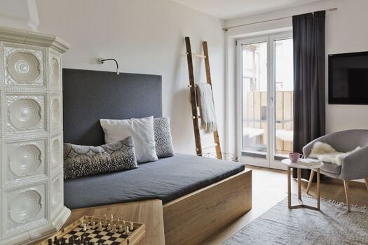 Wohnzimmer mit Tiwan und Kachelofen, Flat-TV