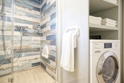 mit großer Dusche und Miele Waschtrockner