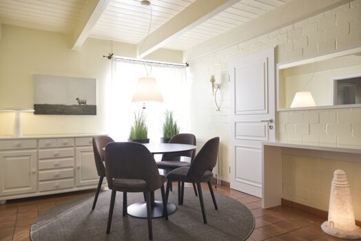 großzügige Essecke