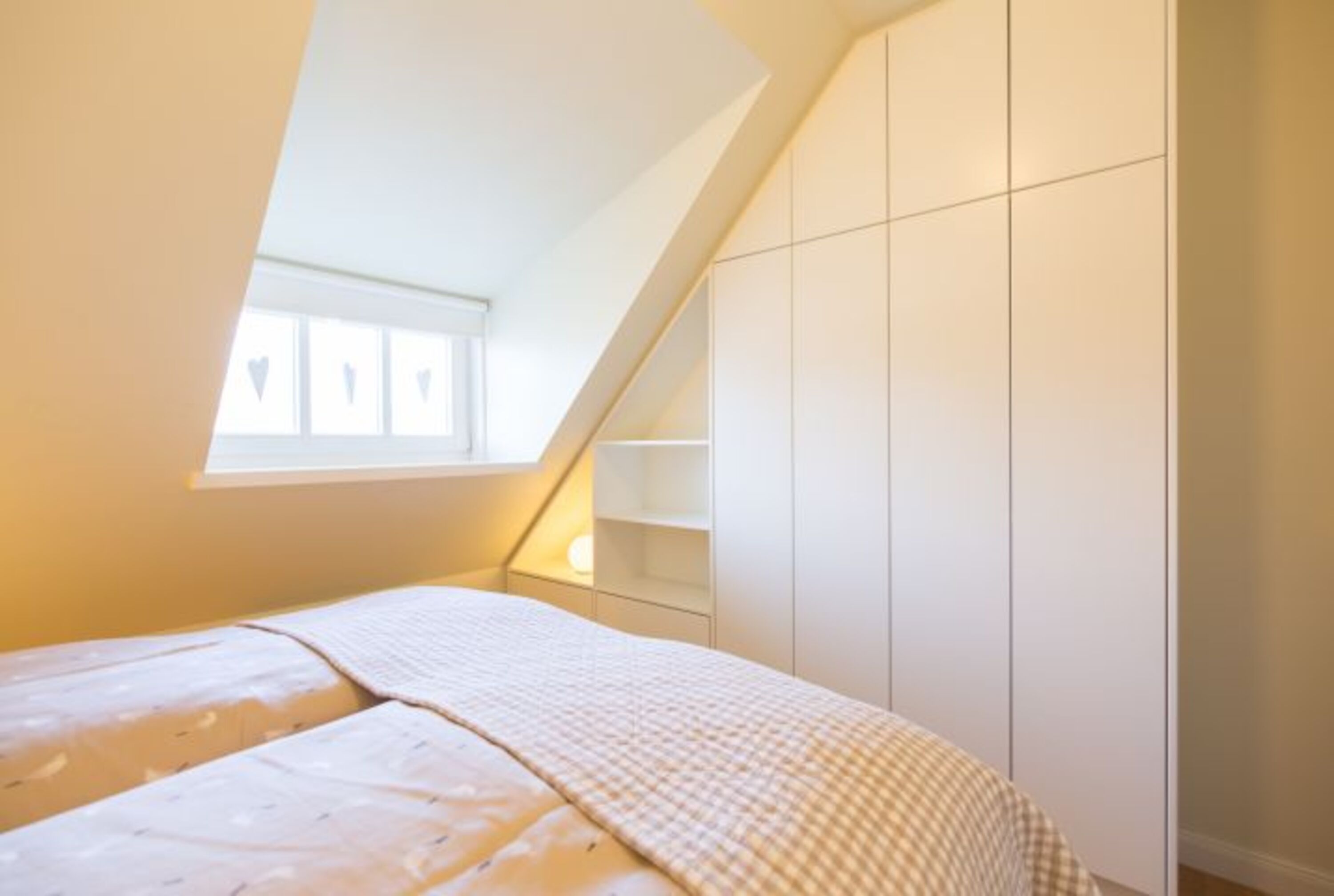 und ein großer Kleiderschrank