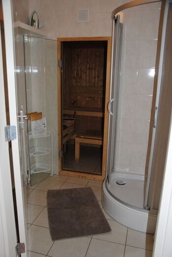 Sauna im Erdgeschoß mit Dusche, Waschbecken