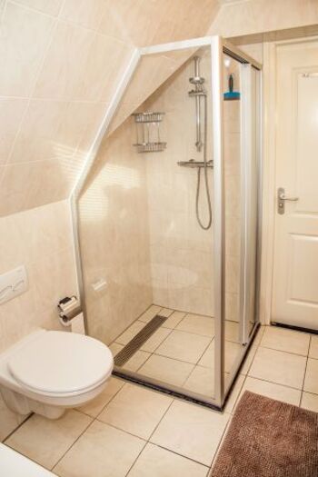 Badezimmer im Obergeschoß, Dusche Badewanne und WC