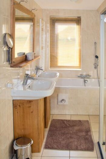 Badezimmer im Obergeschoß, Dusche Badewanne und WC