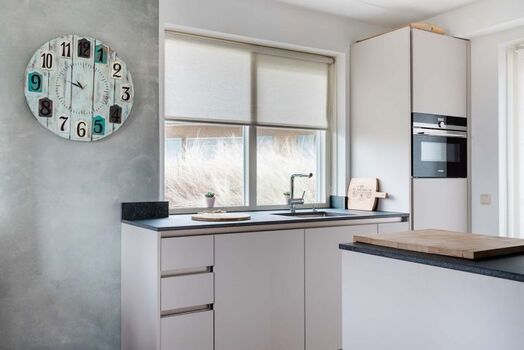 Neue offene Küche zum Esszimmer ausgestattet mit Gasherd, Spülmaschine, 2 Kaffemaschinen, Toaster usw.