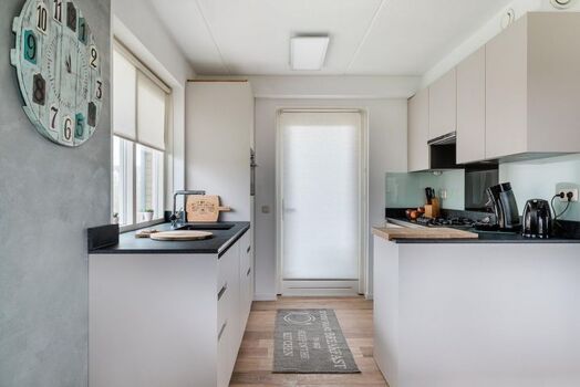 Neue offene Küche zum Esszimmer ausgestattet mit Gasherd, Spülmaschine, 2 Kaffemaschinen, Toaster usw.