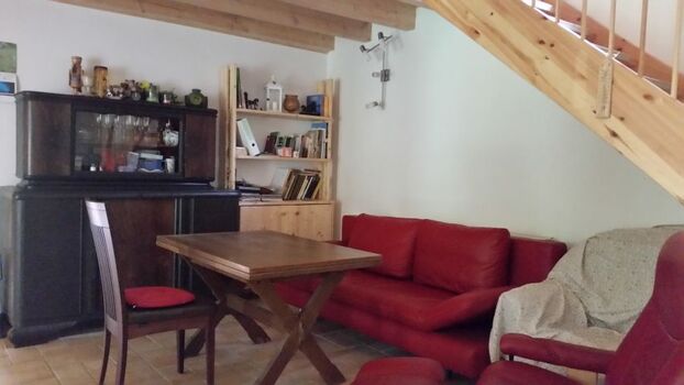 Leseecke und zusätzliche Schlafcouch im Wohnzimmer 