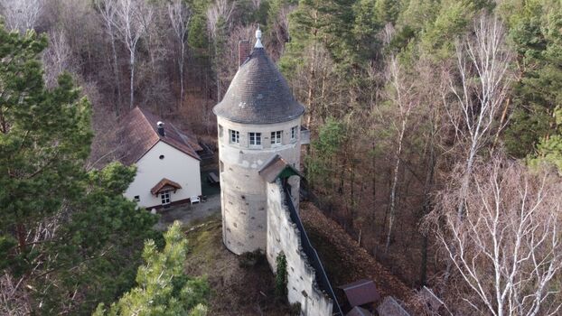 Forsthaus und Wasserturm im Herbst