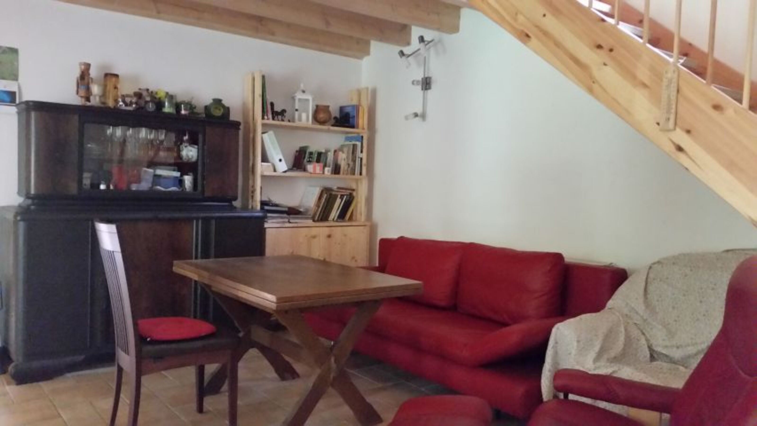 Leseecke und zusätzliche Schlafcouch im Wohnzimmer 
