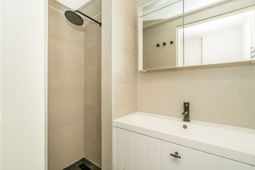 Neues Badezimmer mit Regendusche und Waschbecken