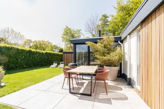 Die Terrasse mit Gartengruppe und Grill