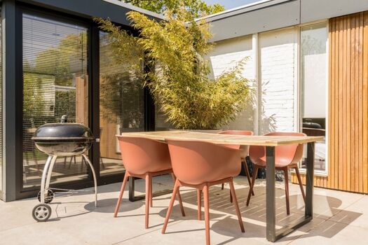 Die Terrasse mit Gartengruppe und Grill