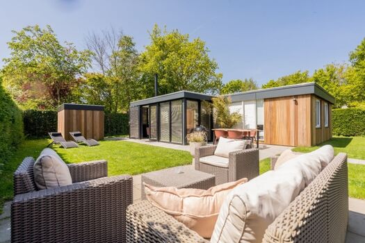 Die sonnige Terrasse mit Lounge-Ecke