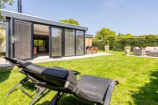 Der sonnige eingezäunte Garten mit 2 Terrassen