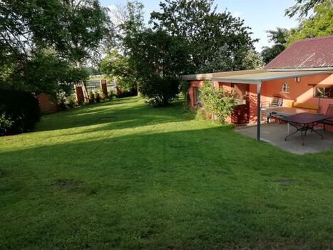 Blick in den Garten und auf das Saunahaus