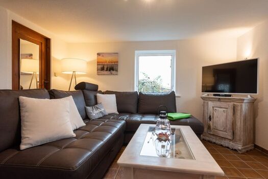 gemütliches Wohnzimmer mit Ecksofa 