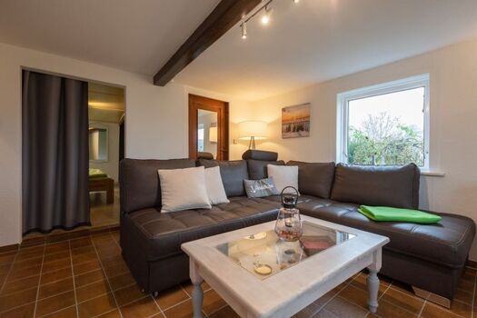 Wohnzimmer mit Blick ins angrenzende Schlafzimmer