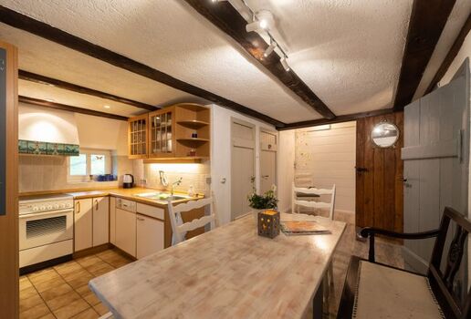 Blick in den kombinierten Esszimmer-/Küchenbereich