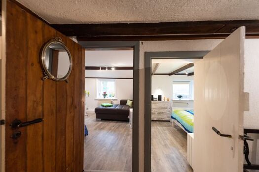 Flur mit Blick in Lesezimmer und Schlafzimmer