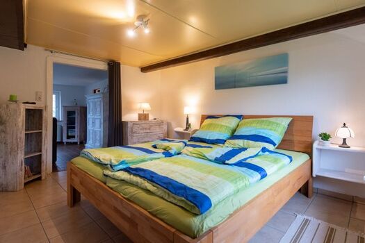 großes Schlafzimmer mit Doppelbett