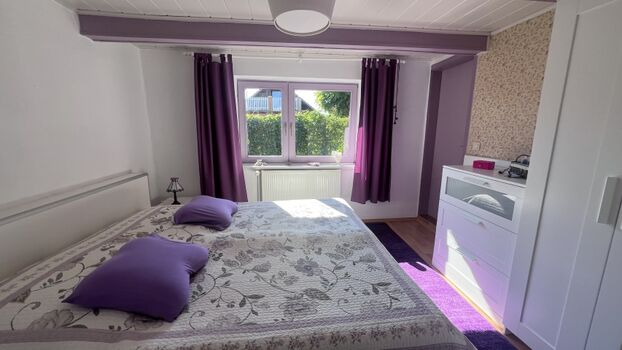 Schlafzimmer mit Wasserbett