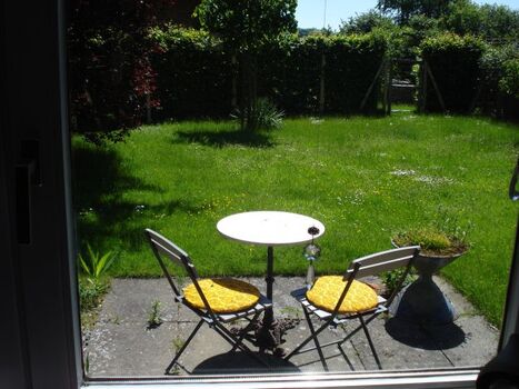 Blick vom Wohnzimmer in den Garten