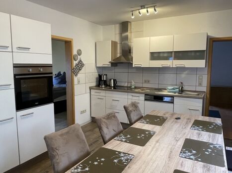 Küche mit großem Essbereich