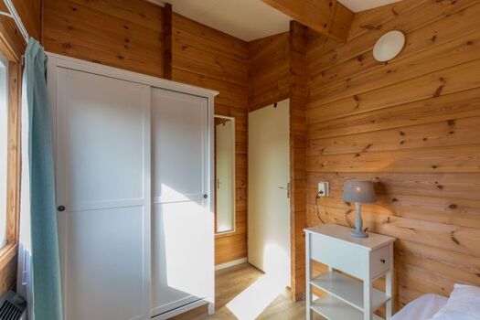 Schlafzimmer 3 mit Einzel Boxspringbett und Kleiderschrank