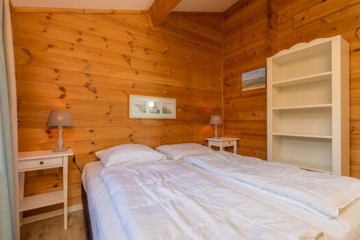 Schlafzimmer 2 mit 2 Boxspringbetten und Kommode