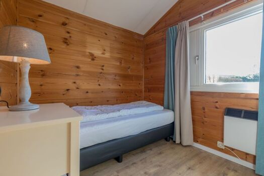 Schlafzimmer 3 mit Einzel Boxspringbett und Kleiderschrank