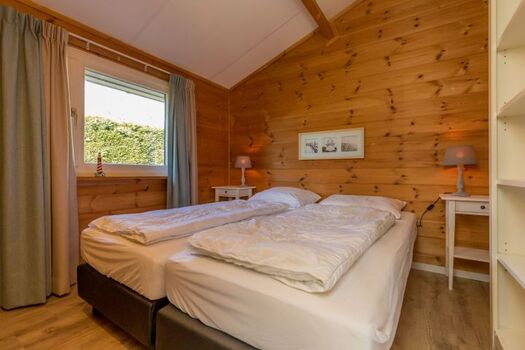 Schlafzimmer 2 mit 2 Boxspringbetten und Kommode