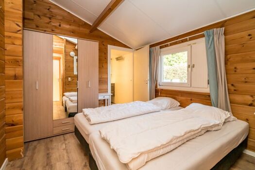 Schlafzimmer 1 mit 2 Boxspringbetten und eigenem Badezimmer (2019)