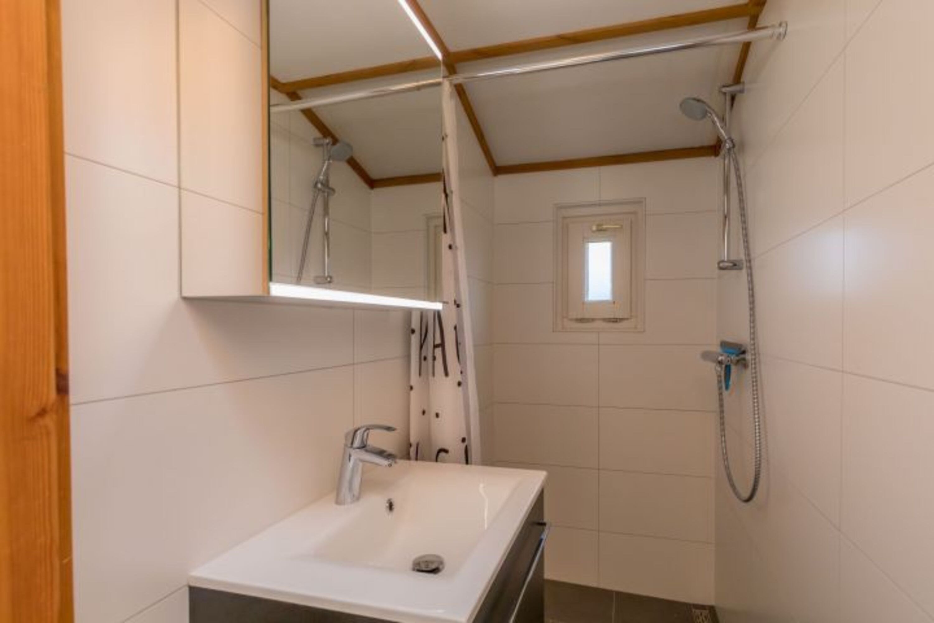 Neues, zweites Badezimmer mit Dusche und Badmöbel