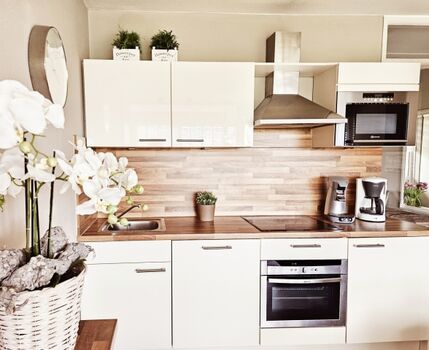 In der Küche ist eine Senseo und eine herkömmliche Kaffeemaschine