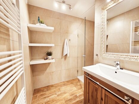 Das tolle Badezimmer mit großer Dusche