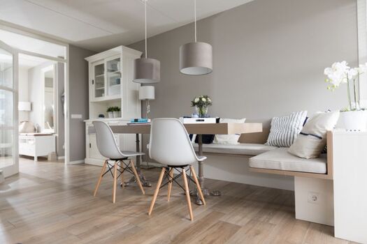 Der individuell angefertigte Essbereich lädt zum Verweilen ein!