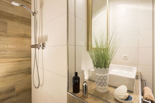 Die begehbare Dusche mit Regendusche sorgt für ein tolles rundum Wohlfühlgefühl